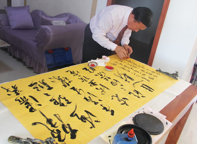 書法家季鴻雁為南通義海新能源現(xiàn)場題字祝賀