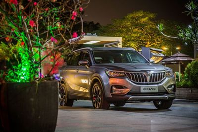 名導(dǎo)陸川或成華晨中華V6車主亮相上市現(xiàn)場