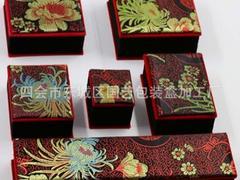 高檔玉器珠寶首飾包裝盒廠家直銷仿古書法錦緞植絨布手鐲盒批發圖片|高檔玉器珠寶首飾包裝盒廠家直銷仿古書法錦緞植絨布手鐲盒批發產品圖片由四會市東城區 包裝盒加工廠公司生產提供-